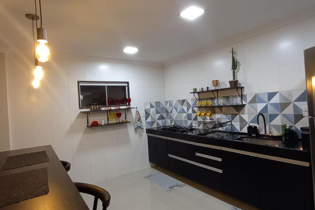 Casa Completa-espaço Pet-wifi-tv Ilimitada-03 Carros-até10 Pessoas Сasa de vacaciones